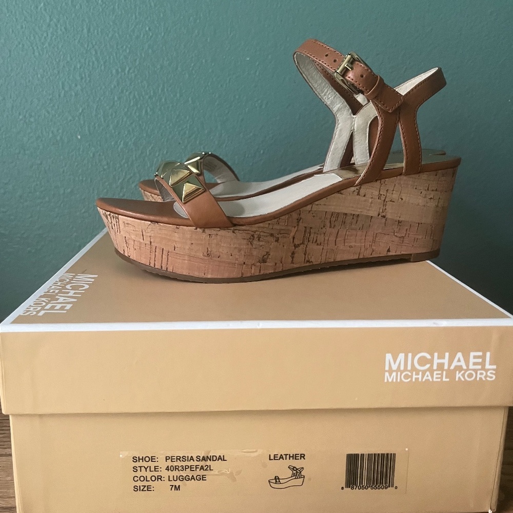 Michael Kors Platform Sandal Caramel Shade w Gold Studs Size 7  In The Box  NWOT - Picture 2 of 11